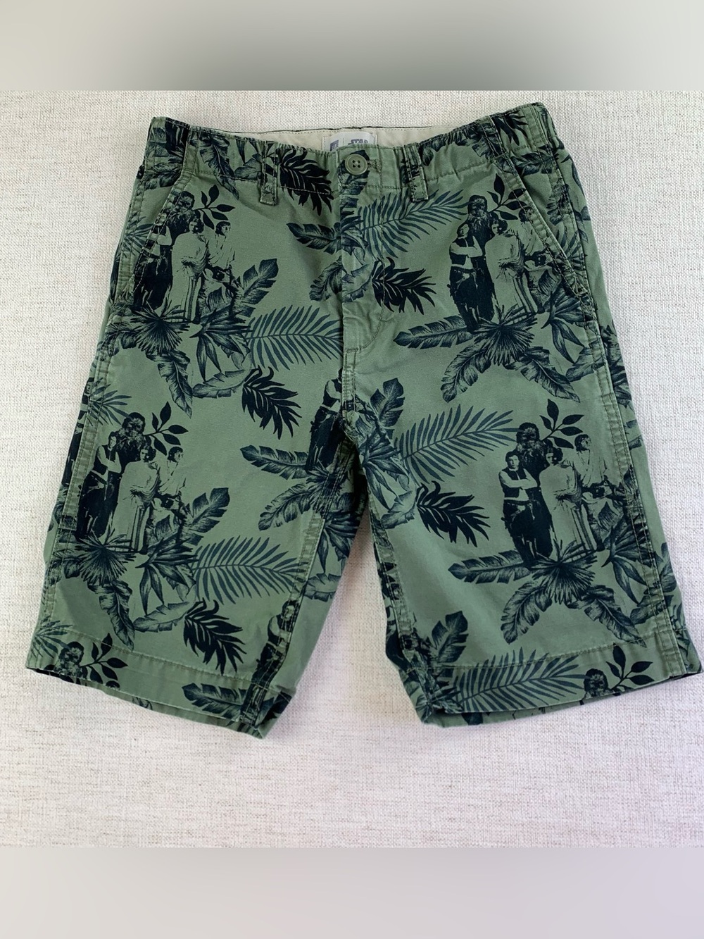 Gap Boy's Star War printed cargo chino shorts in green black size 12